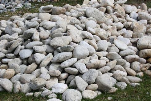 Kamenclub.ru: Бело-серый валунчик фр.100-300 мм.  купить в Улан-Уде крупный камень для ландшафта серый, белый бело-серый валун крупная галька 4500 руб/т   фото КАМЕНЬ КЛУБ