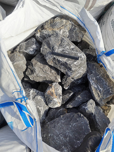 Kamenclub.ru: Черный мрамор скальник фр. 100-500 мм.  купить в Улан-Уде мрамор черный белый серый крупный колотый валун ландшафтный 8500 руб/т   фото КАМЕНЬ КЛУБ