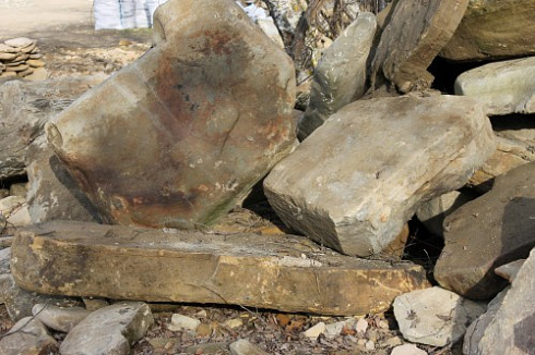 Kamenclub.ru: Песчаник плиты - плахи - пошаговые дорожки (фр. 70-150 мм)  купить в Улан-Уде песчаник серый бежевый желтый зеленый колотый песчаник строительный 6500 руб/т   фото КАМЕНЬ КЛУБ