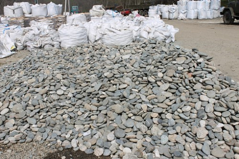 Kamenclub.ru: Галька речная плоская (ассорти) фр. 70-150 мм. купить  в Улан-Уде галька галечник серый белый темно-серый синий светло-серый плоская природная галька  9000 руб/т   фото КАМЕНЬ КЛУБ