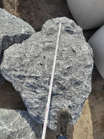 Kamenclub.ru: Черный мрамор скальник фр. 1000-1500 мм.  купить в Улан-Уде мрамор черный белый серый крупный колотый валун ландшафтный 9000 руб/т   фото КАМЕНЬ КЛУБ