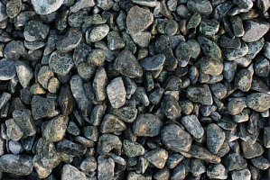 Kamenclub.ru: Щебень галтованный зеленый (змеевик) фр. 20-40 мм.  купить в Улан-Уде мрамор зеленый, салатовый оголтованный щебень мраморный 12500 руб/т   фото КАМЕНЬ КЛУБ