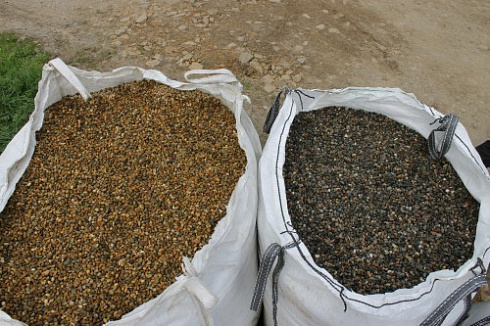 Kamenclub.ru: Галька окат (серо-желтая) фр.10-20 мм. купить  в Улан-Уде галька серо-желтая, рыжая, серый речная окатанная округлая галька 5000 руб/т   фото КАМЕНЬ КЛУБ