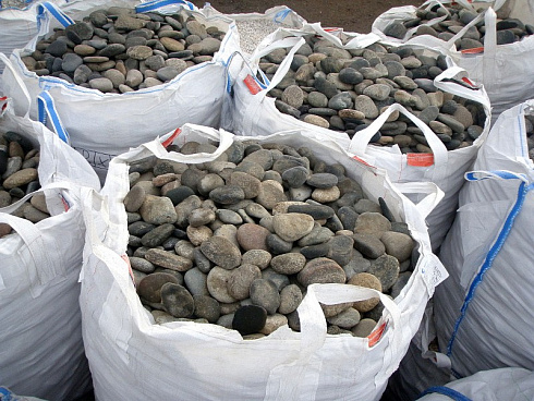 Kamenclub.ru: Галька речная плоская (ассорти) фр. 100-200-300 мм. купить  в Улан-Уде галька плоская разноцветная серый белый темно-серый синий речная галька ландшафтная 8000 руб/т   фото КАМЕНЬ КЛУБ