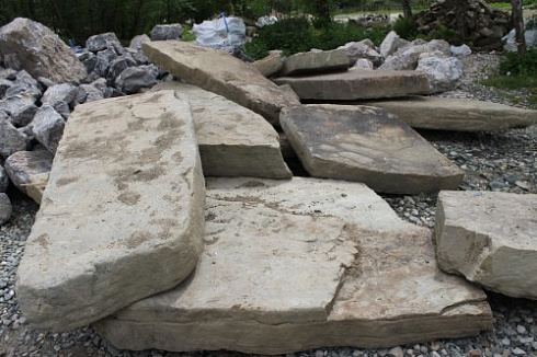 Kamenclub.ru: Песчаник плиты - плахи - пошаговые дорожки (фр. 70-150 мм)  купить в Улан-Уде песчаник серый бежевый желтый зеленый колотый песчаник строительный 6500 руб/т   фото КАМЕНЬ КЛУБ