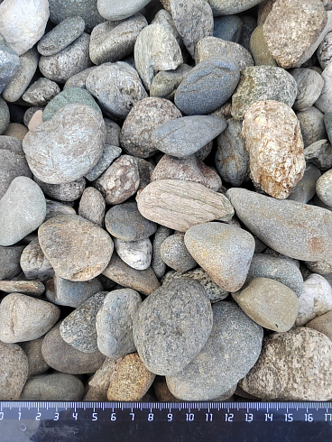 Kamenclub.ru: Галька речная окат (пестрая) фр. 20-40 мм. купить  в Улан-Уде галька речная пестрая, серая, серые оттенки галька речная окатанная округлая 5000 руб/т   фото КАМЕНЬ КЛУБ