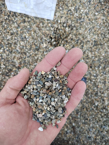 Kamenclub.ru: Галька речная окат (серая) фр.3-5 мм купить  в Улан-Уде галька речная серая бежевый темно-серый окатанный речной камень округлый 9500 руб/т   фото КАМЕНЬ КЛУБ