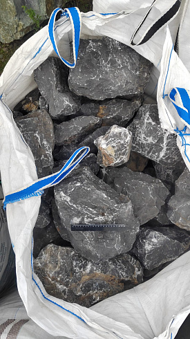 Kamenclub.ru: Черный мрамор скальник фр. 100-500 мм.  купить в Улан-Уде мрамор черный белый серый крупный колотый валун ландшафтный 8500 руб/т   фото КАМЕНЬ КЛУБ