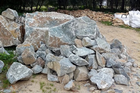 Kamenclub.ru: Гранит скальник (серо-зеленый) фр. 500-1500 мм.  купить в Улан-Уде гранит мрамор  серый зеленый темно-серый глыба скальная колотая ландшафтная 7 500 руб/т   фото КАМЕНЬ КЛУБ