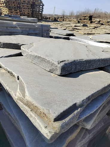 Kamenclub.ru: Песчаник пластушка светло-серый (4,0 - 6,0 см)  купить в Улан-Уде плитняк - пластушка светло-серый песчаник 12600 руб/м3   фото КАМЕНЬ КЛУБ