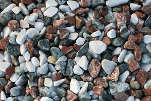 Kamenclub.ru: Мраморная крошка (щебень галтованный микс:белый-черный-розовый) фр.40-70 мм.  купить в Улан-Уде мрамор белый, черный розовый декоративный щебень галтованный 15500 руб/т   фото КАМЕНЬ КЛУБ