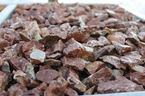 Kamenclub.ru: Мраморная крошка (щебень крошка розовый) фр. 20-40 мм.  купить в Улан-Уде мрамор розовый, красный мраморная крошка декоративная 11000 руб/т   фото КАМЕНЬ КЛУБ