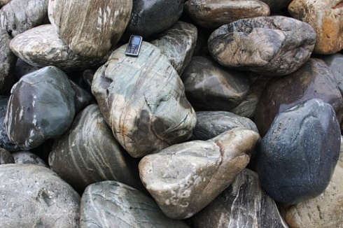 Kamenclub.ru: Речной валун Кабанчик фр.300-500 мм.  купить в Улан-Уде крупный природный камень галька серый, темно-серый речной валун галечник масштабный 7000 руб/т   фото КАМЕНЬ КЛУБ