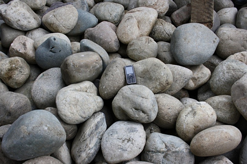 Kamenclub.ru: Темно-серый валунчик фр.100-300 мм.  купить в Улан-Уде крупный природный камень серый, темно-серый, светло-серый речная галька большого размера окатанная 4500 руб/т   фото КАМЕНЬ КЛУБ