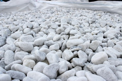 Kamenclub.ru: Мраморная крошка (щебень галтованный белый) фр.10-20 мм.  купить в Улан-Уде мрамор белый, молочный, айвори окатанный округлый декоративный ландшафтный щебень 17000 руб/т   фото КАМЕНЬ КЛУБ