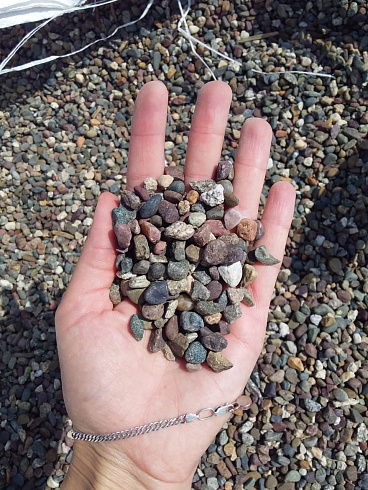 Kamenclub.ru: Галька речная окат цветная фр.5-10 мм. купить  в Улан-Уде галька речная белый, серый, красноватый, синий, темно-серый речная окатанная галька декоративная 6800 руб/т   фото КАМЕНЬ КЛУБ