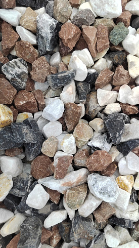 Kamenclub.ru: Мраморная крошка (щебень крошка микс : белый-черный-розовый) фр. 20-40 мм.  купить в Улан-Уде мрамор белый, черный, розовый декоративная ландшафтная крошка 12000 руб/т   фото КАМЕНЬ КЛУБ