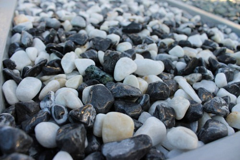 Kamenclub.ru: Мраморная крошка (щебень галтованный микс:белый-черный) фр.10-20 мм.  купить в Улан-Уде мрамор белый, черный окатанные округлые декоративные ландшафтные камни щебня 15500 руб/т   фото КАМЕНЬ КЛУБ