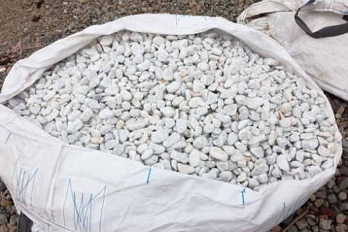 Kamenclub.ru: Мраморная крошка (щебень галтованный белый), фр.20-40 мм.  купить в Улан-Уде мрамор белый бежевый молочный мраморный щебень декоративный 17000 руб/т   фото КАМЕНЬ КЛУБ