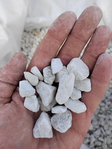 Kamenclub.ru: Мраморная крошка, щебень, цвет-белый, фр. 10-20 мм.  купить в Улан-Уде мрамор белый, молочный айвори каменная ландшафтная декоративная крошка шебня 12000 руб/т   фото КАМЕНЬ КЛУБ