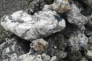 Kamenclub.ru: Черный гранит - кварцит фр. 500-1000 мм.  купить в Улан-Уде гранит кварцит черный серый белый скальный колотый валун 9750 руб/т   фото КАМЕНЬ КЛУБ