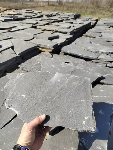 Kamenclub.ru: Песчаник пластушка светло-серый (2,0 см)  купить в Улан-Уде плитняк- ластушка светло-серый, серый рваный ландшафтный плитняк колотый 13800 руб/м3   фото КАМЕНЬ КЛУБ