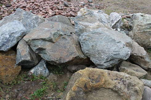 Kamenclub.ru: Змеевик скальник фр. 500-1500 мм.  купить в Улан-Уде змеевик зеленый серый черный глыба скальная колотая 7500 руб/т   фото КАМЕНЬ КЛУБ