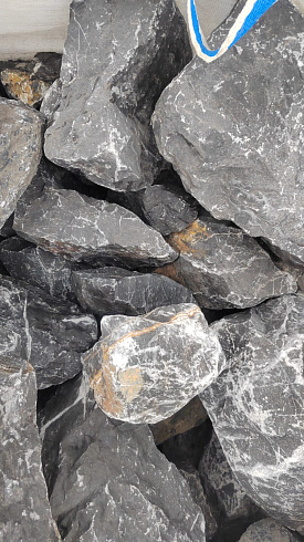 Kamenclub.ru: Черный мрамор скальник фр. 100-500 мм.  купить в Улан-Уде мрамор черный белый серый крупный колотый валун ландшафтный 8500 руб/т   фото КАМЕНЬ КЛУБ