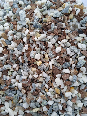 Kamenclub.ru: Мраморная крошка (щебень галтованный микс:белый-черный-розовый-медовый) фр.5-10 мм.  купить в Улан-Уде мрамор белый, медовый, черный, розовый мраморный галтованный щебень декоративный ландшафтный 15500 руб/т   фото КАМЕНЬ КЛУБ
