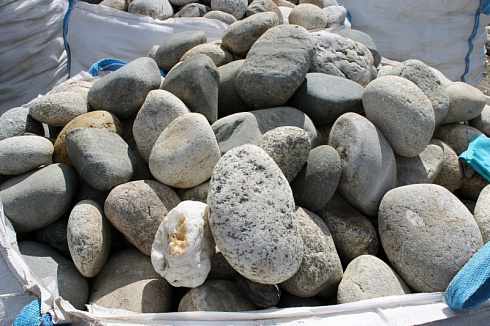 Kamenclub.ru: Речной валун (Ассорти) фр.100-300 мм.  купить в Улан-Уде галечник серый, темно-серый, светло-серый речная галька крупных размеров 4200 руб/т   фото КАМЕНЬ КЛУБ