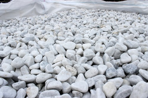 Kamenclub.ru: Мраморная крошка (щебень галтованный белый) фр.10-20 мм.  купить в Улан-Уде мрамор белый, молочный, айвори окатанный округлый декоративный ландшафтный щебень 17000 руб/т   фото КАМЕНЬ КЛУБ