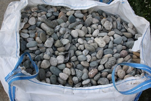 Kamenclub.ru: Галька речная окат (ассорти) фр. 50-100 мм. купить  в Улан-Уде галька природная округлая серая белая черная серая коричневая синяя галька речная окатанная округлая 6200 руб/т   фото КАМЕНЬ КЛУБ