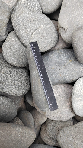 Kamenclub.ru: Галька речная плоская (темно-серая) фр. 70-150 мм. купить  в Улан-Уде галечник природный темно-серый серый синий речная плоская природная окатанная  9000 руб/т   фото КАМЕНЬ КЛУБ