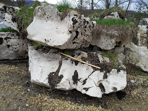 Kamenclub.ru: Выветренный известняк (степной) фр. 500-1500 мм.  купить в Улан-Уде    10000 руб/т   фото КАМЕНЬ КЛУБ