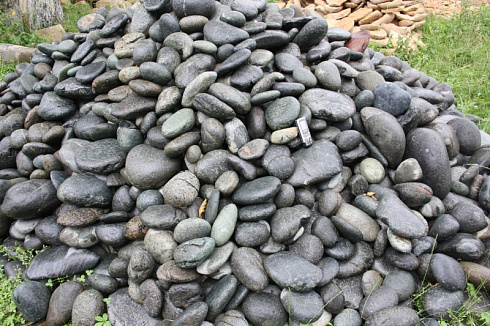 Kamenclub.ru: Темно-серый валунчик фр.100-300 мм.  купить в Улан-Уде крупный природный камень серый, темно-серый, светло-серый речная галька большого размера окатанная 4500 руб/т   фото КАМЕНЬ КЛУБ