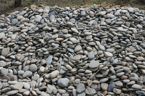 Kamenclub.ru: Галька речная плоская (ассорти) фр. 100-200-300 мм купить  в Улан-Уде галька галечник природный серый, белый темно-серый синий рыжий светло-серый природная галька плоская крупная 8000 руб/т   фото КАМЕНЬ КЛУБ