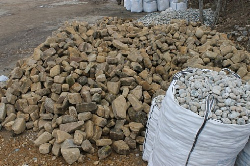 Kamenclub.ru: Песчаник для строительства и кладки блочный (фр 100-200 мм)  купить в Улан-Уде песчаник бежевый серый рыжий валун мелкий для строительства песчаник 6500 руб/т   фото КАМЕНЬ КЛУБ