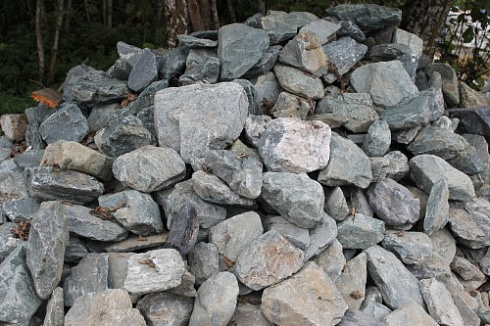 Kamenclub.ru: Гранит скальник (серо-зеленый) фр. 100-500 мм.  купить в Улан-Уде гранит зеленый, серый, салатовый крупный ландшафтный валун 6 000 руб/т   фото КАМЕНЬ КЛУБ