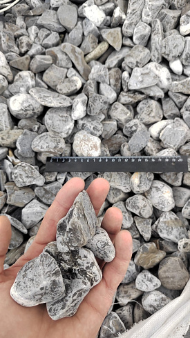 Kamenclub.ru: Щебень галтованный черный (мрамор) фр.40-70 мм.  купить в Улан-Уде мрамор черный с белыми прожилками, черный, белый щебень галтованный округлый 13500 руб/т   фото КАМЕНЬ КЛУБ