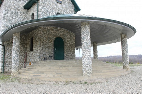 Kamenclub.ru: Галька речная плоская (бело-серая) фр. 100-200-300 мм. купить  в Улан-Уде галька речная плоская серый, белый, бело-серый, серо-белый речная галька плоская  9000 руб/т   фото КАМЕНЬ КЛУБ