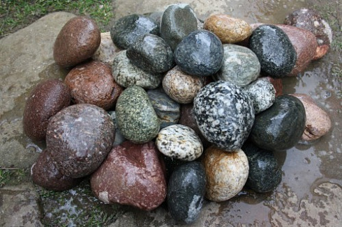 Kamenclub.ru: Галька окат (цветная картошка) фр. 50-100 мм. купить  в Улан-Уде галька природная окатанная серый белый цветной синий темно-серый коричневый округлый галечник окатанный 6800 руб/т   фото КАМЕНЬ КЛУБ