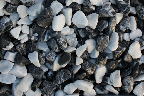 Kamenclub.ru: Мраморная крошка (щебень галтованный микс:зеленый-черный) фр.10-20 мм.  купить в Улан-Уде мрамор зеленый, черный декоративные ландшафтные окатанные округлые камни щебня 14500 руб/т   фото КАМЕНЬ КЛУБ