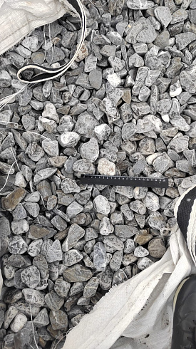 Kamenclub.ru: Щебень галтованный черный (мрамор) фр.40-70 мм.  купить в Улан-Уде мрамор черный с белыми прожилками, черный, белый щебень галтованный округлый 13500 руб/т   фото КАМЕНЬ КЛУБ