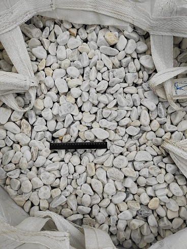 Kamenclub.ru: Мраморная крошка (щебень галтованный белый) фр.40-70 мм.  купить в Улан-Уде мрамор белый молочный айвори окатанный округлый природный камень 17000 руб/т   фото КАМЕНЬ КЛУБ