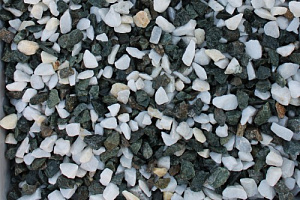 Kamenclub.ru: Мраморная крошка (щебень крошка микс: белый-зеленый) фр. 10-20 мм.  купить в Улан-Уде мрамор белый, зеленый каменная ландшафтная декоративная крошка щебня 9500 руб/т   фото КАМЕНЬ КЛУБ