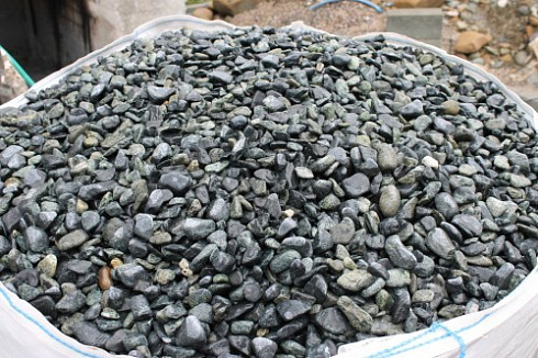 Kamenclub.ru: Щебень галтованный зеленый (змеевик) фр. 20-40 мм.  купить в Улан-Уде мрамор зеленый, салатовый оголтованный щебень мраморный 12500 руб/т   фото КАМЕНЬ КЛУБ