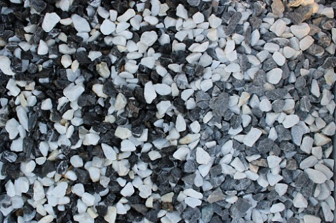 Kamenclub.ru: Мраморная крошка (щебень крошка микс : черный-белый) фр. 10-20 мм.  купить в Улан-Уде мрамор белый, черный каменная декоративная крошка ландшафтная 12000 руб/т   фото КАМЕНЬ КЛУБ