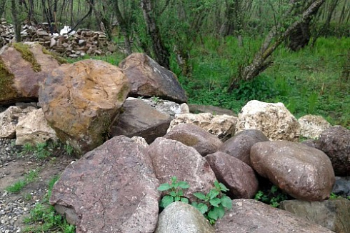 Kamenclub.ru: Конгломераты фр. 300-1000 мм.  купить в Улан-Уде кварц мрамор диабаз коричневый, серый зеленоватый речной валун крупный 6500 руб/т   фото КАМЕНЬ КЛУБ