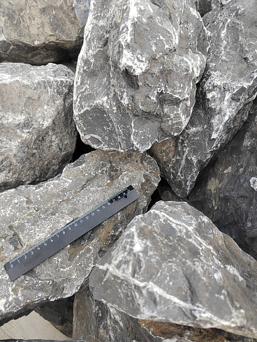 Kamenclub.ru: Черный мрамор скальник фр. 100-500 мм.  купить в Улан-Уде мрамор черный белый серый крупный колотый валун ландшафтный 8500 руб/т   фото КАМЕНЬ КЛУБ