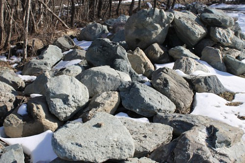 Kamenclub.ru: Гранит скальник (серо-зеленый) фр. 500-1500 мм.  купить в Улан-Уде гранит мрамор  серый зеленый темно-серый глыба скальная колотая ландшафтная 7 500 руб/т   фото КАМЕНЬ КЛУБ